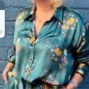 Like new ladies Ivy Jane silky floral tie front boho blouse